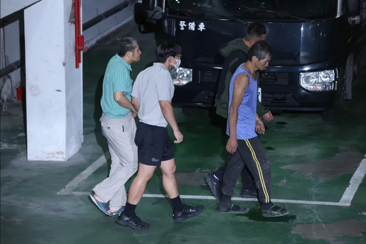 「小英男孩」鄭亦麟（左二）涉收賄遭羈押禁見。民眾提供