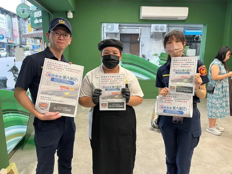 為降低交通事故，第一警分局走入商圈宣導交安。翻攝畫面