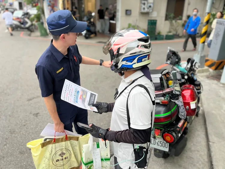 為降低交通事故，第一警分局走入商圈宣導交安。翻攝畫面