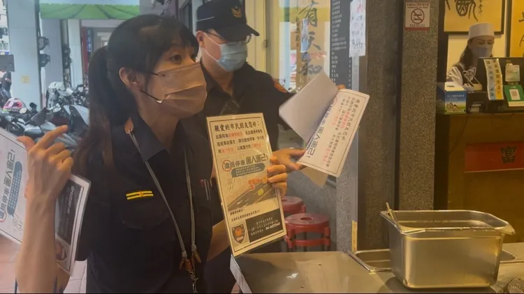 為降低交通事故，第一警分局走入商圈宣導交安。翻攝畫面