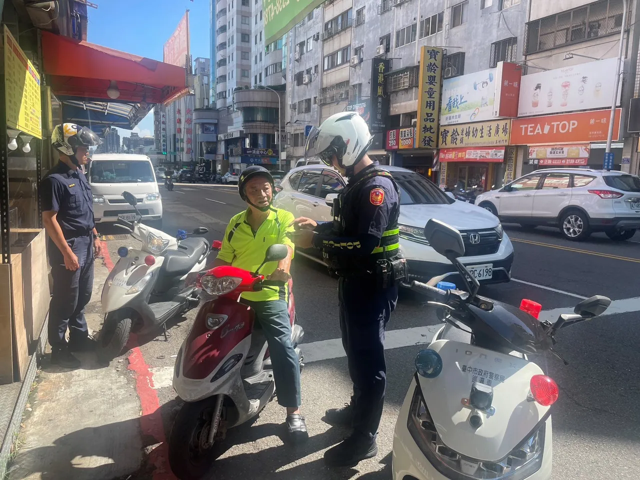 为降低交通事故,第一警分局走入商圈宣导交安。翻摄画面