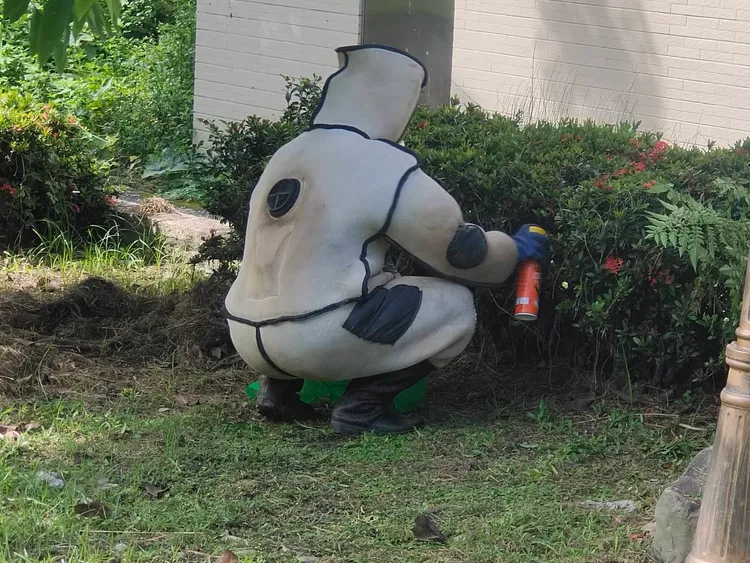 公所派員全副武裝摘除蜂窩。玉里鎮公所提供