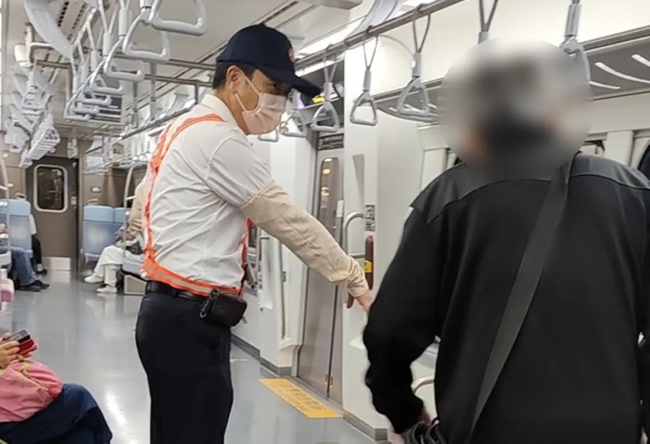 警方及台铁人员协助王男搭火车返回高雄。翻摄画面