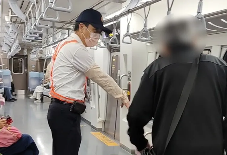 警方及台鐵人員協助王男搭火車返回高雄。翻攝畫面