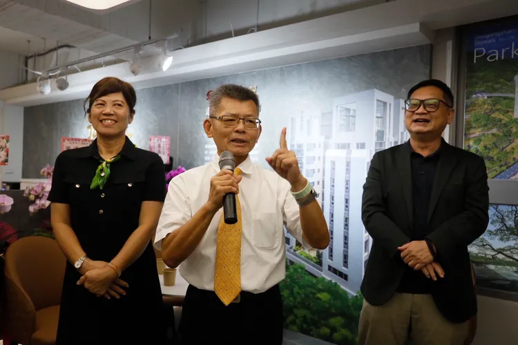 建築師朱文明(右1)表示，該案戶戶至少2面採光，3-4房甚至有3到4面採光，1樓空間挑高且規劃兩個通風天井。葉家銘攝