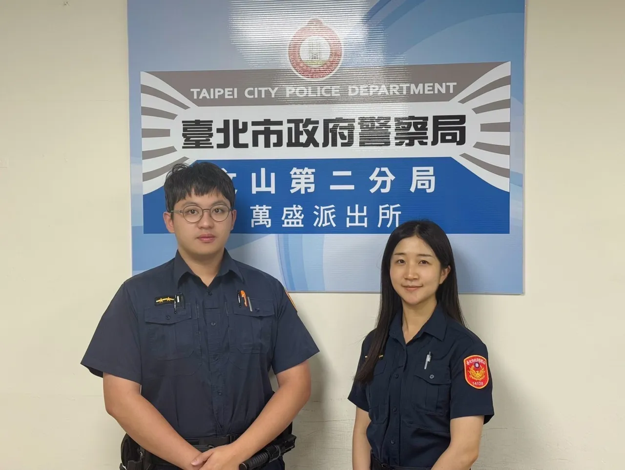 万盛所警员刘育铵、陈沅璟拦检到男老师酒驾,对方称只吃了一碗麻油鸡,还有一瓶啤酒。翻摄画面