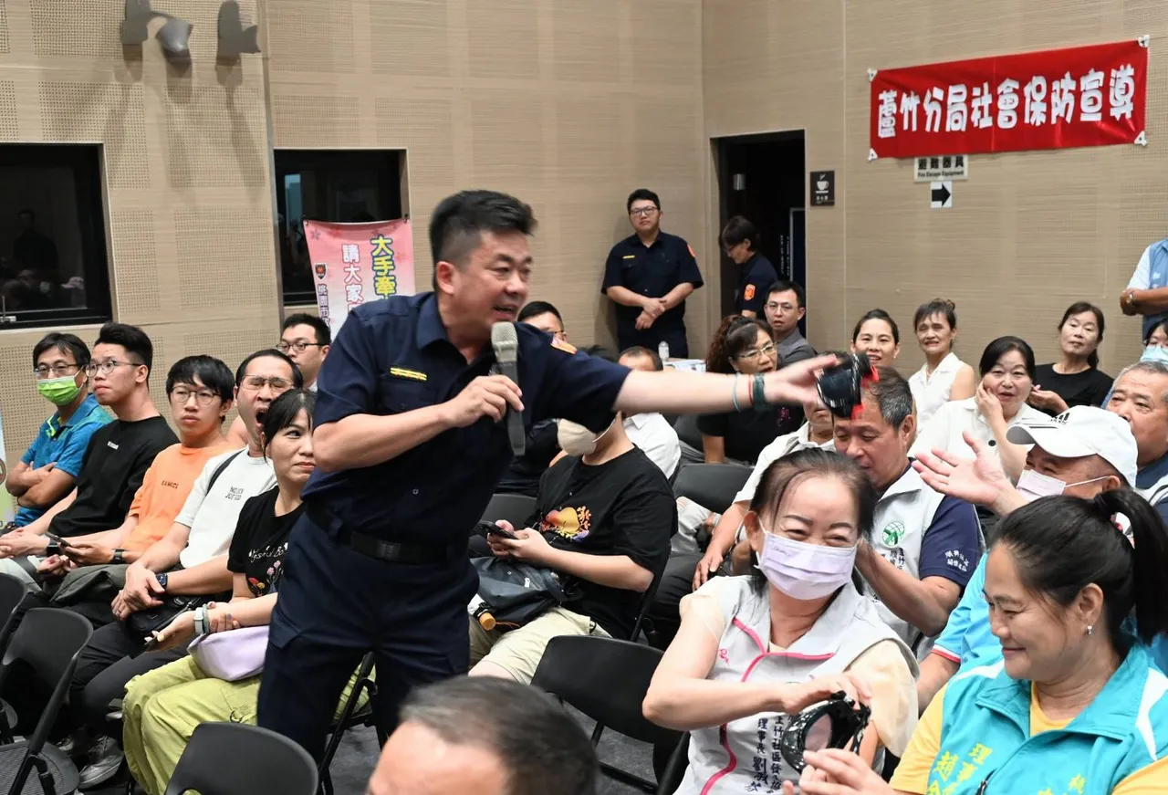 警方和参与民众互动。芦竹警分局提供