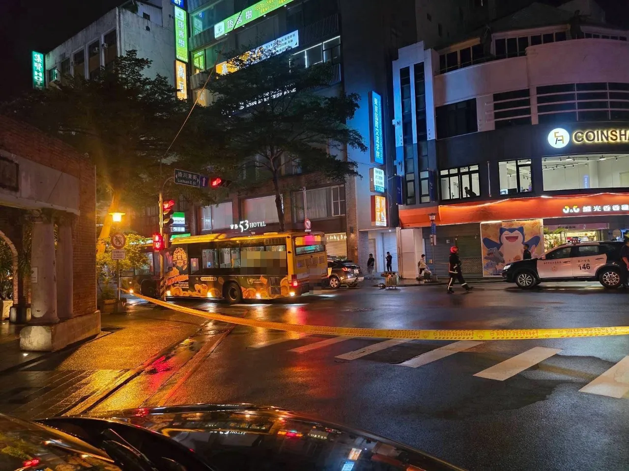 台中公車在行人穿越道上衝撞路人,造成1死1傷。民眾提供
