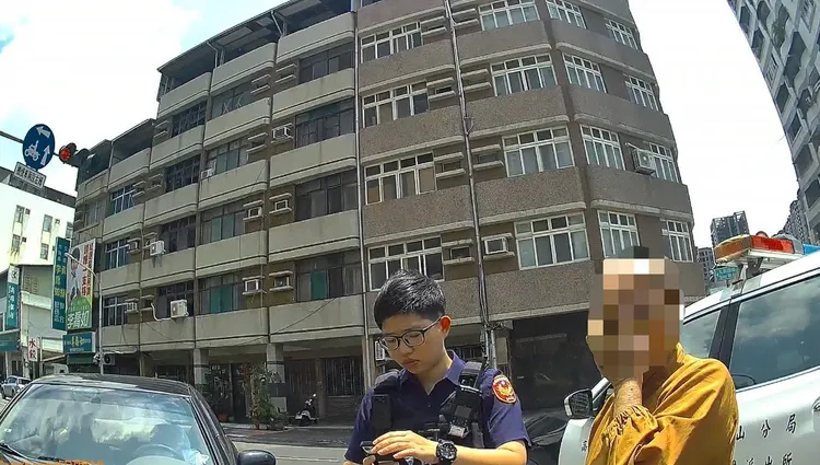 婦人疑因路況不熟，逆向行駛300公尺，嚇壞不少人車。翻攝畫面