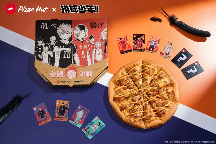 期間比薩外盒換上《排球少年!!》專屬設計，無論是大比薩、個人比薩獨享餐或一公尺派對盒都有。必勝客提供