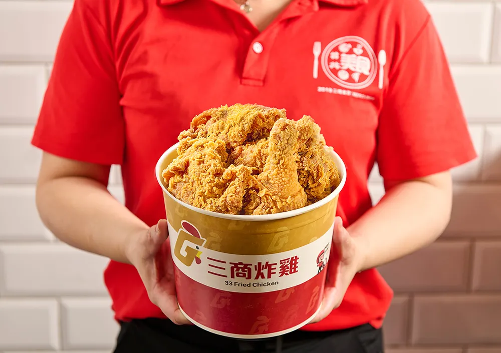 期间外带「6块义式炸鸡桶」就送「6块青花椒炸鸡桶」。三商炸鸡提供