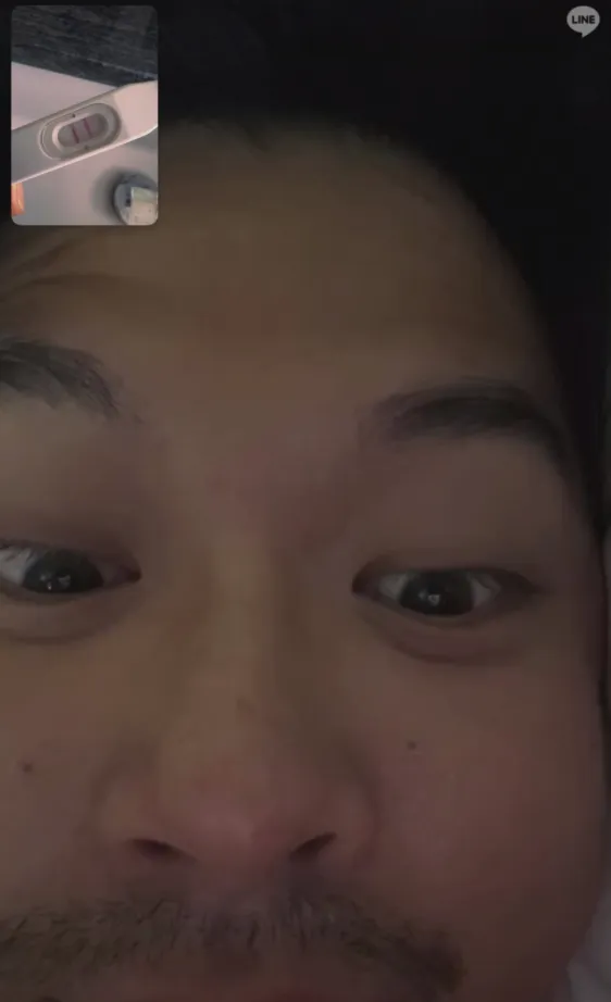 芮德跟老公視訊曬出懷孕二條線。翻攝芮德IG