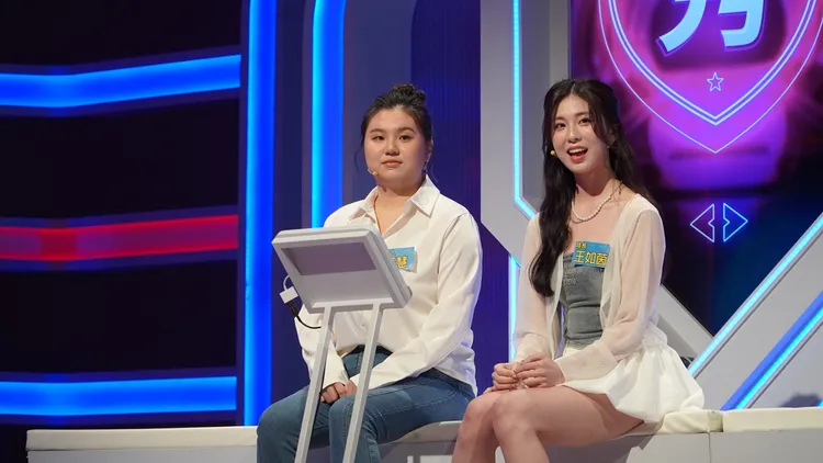 女團選秀出道的王如茵（右）是網路美妝節目主持人。公視台語台提供