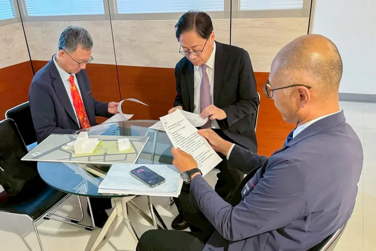 張善政率員至醫審會簡報爭取成立桃園市立醫院。桃園市府提供