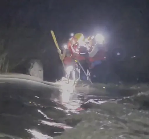 有片|6旬妇山区「巡田水」 回头无路泥水狂流吓坏 警消渡河救人
