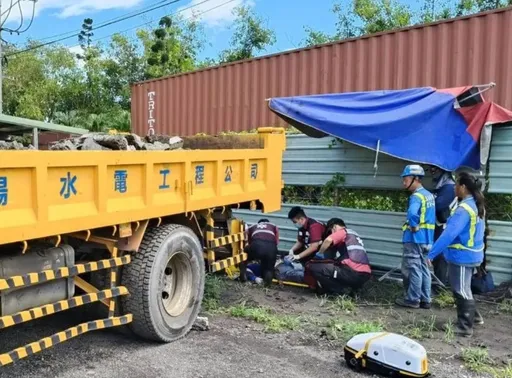 超驚悚!貨車突「倒退嚕」 司機「這原因」站後方活活夾困壓死