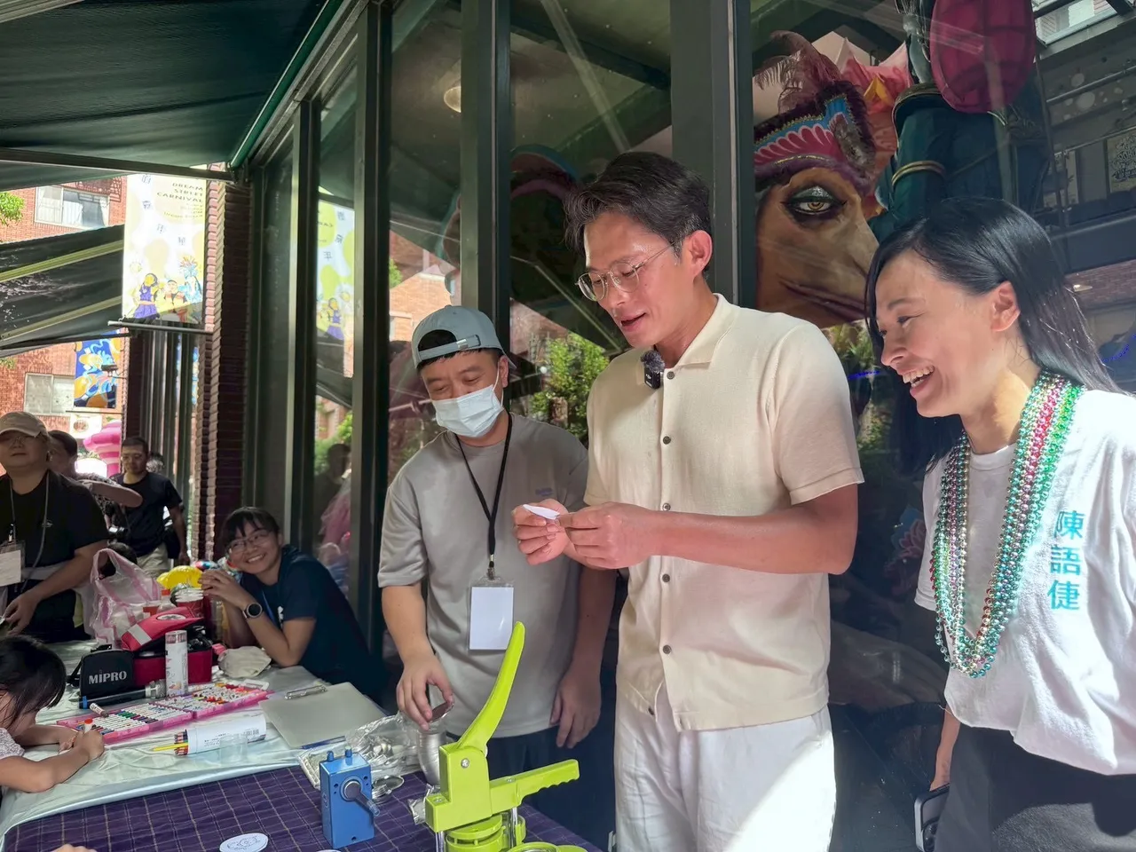 黄国昌偕同汐止金山万里区主任陈语倢举办社区充气城堡夏日派对。民众党提供