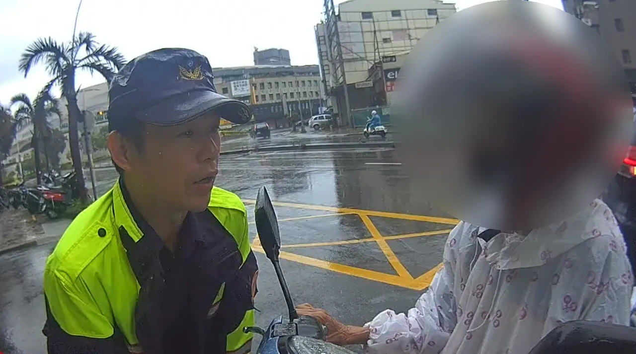 林妇买近10万游戏点数引起民众怀疑她遭诈而报警,警方到场苦劝,她才打消念头。翻摄画面