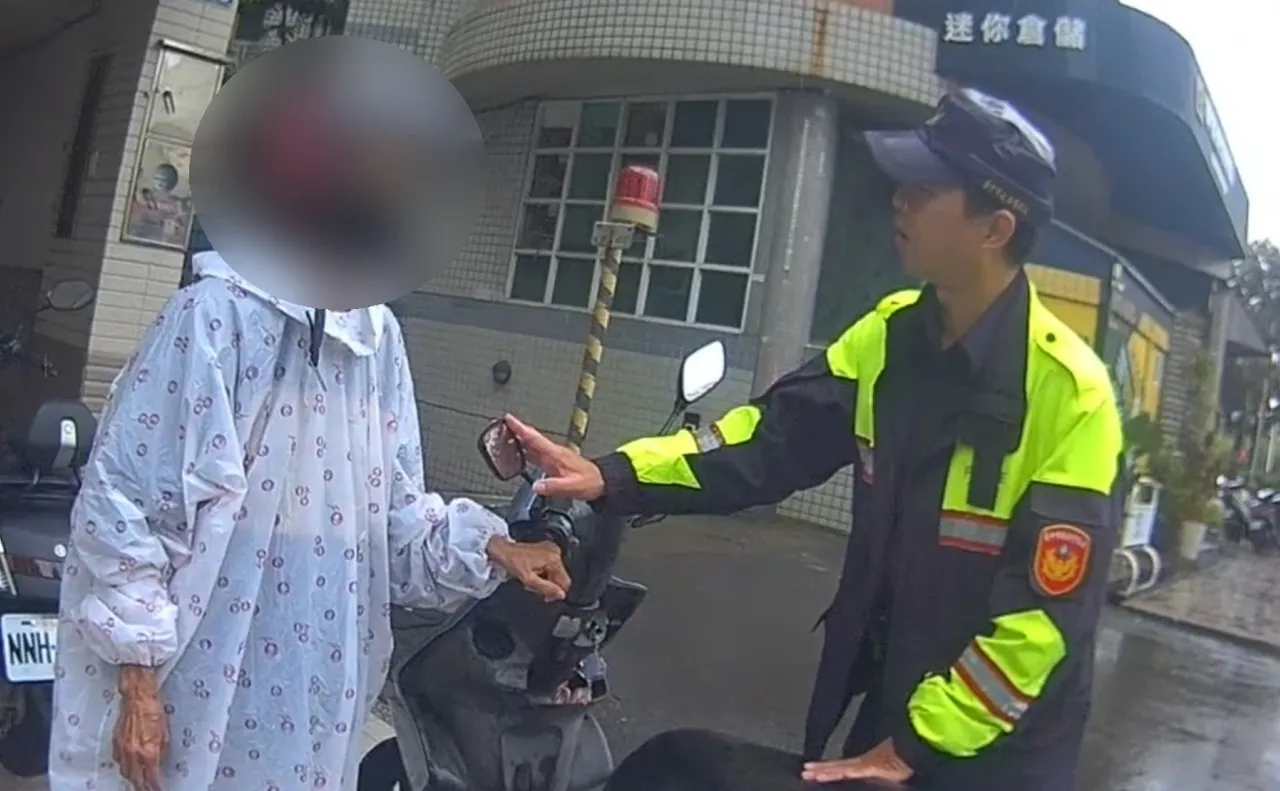 林妇买近10万游戏点数引起民众怀疑她遭诈而报警,警方到场苦劝,她才打消念头。翻摄画面