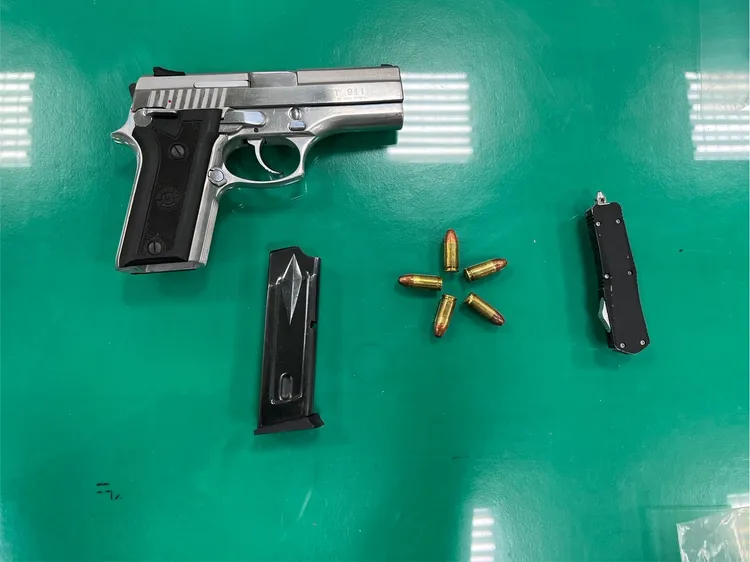 警方在車手同夥身上起獲槍彈。民眾提供