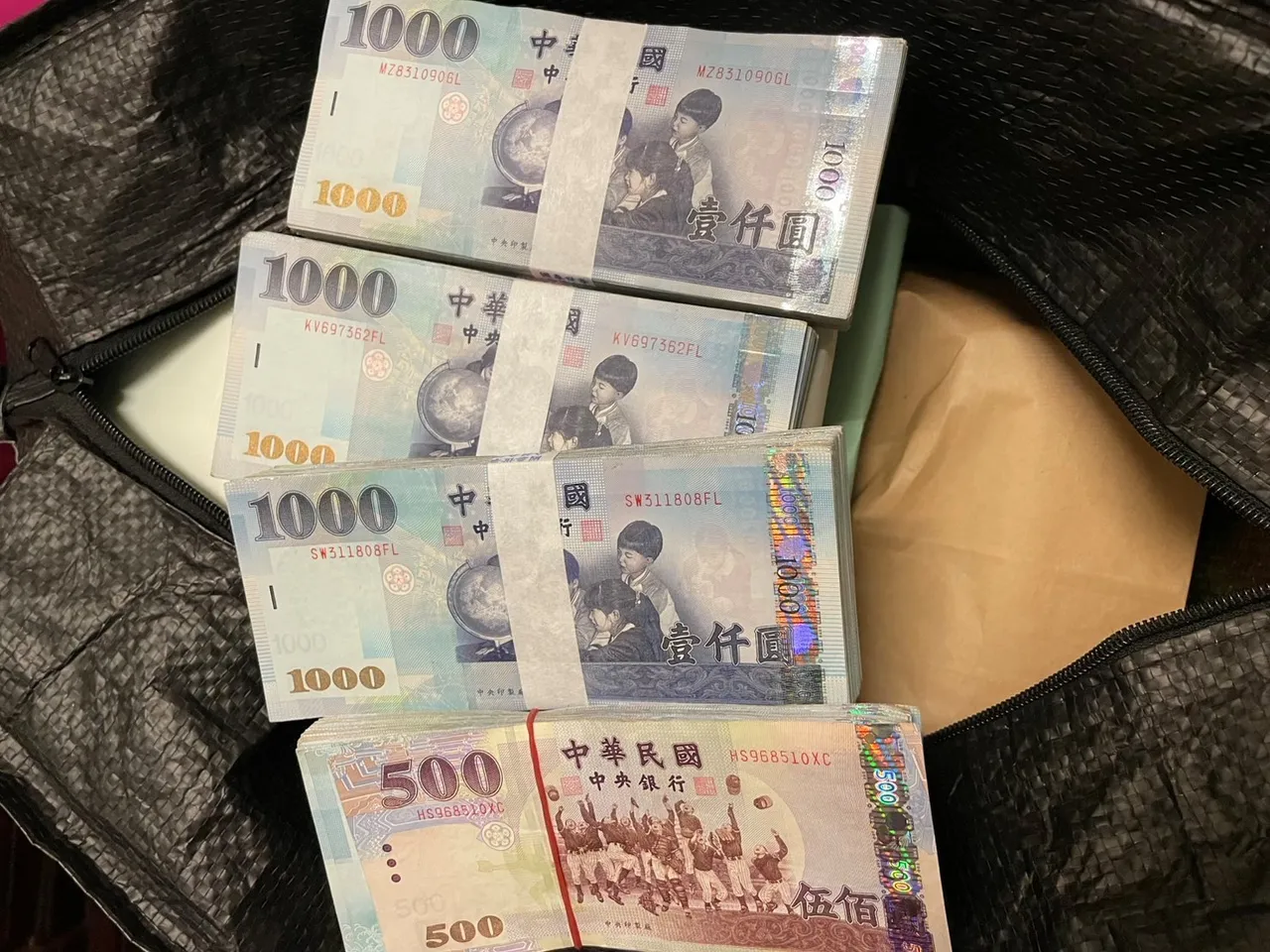 現場查扣37萬餘元贓款,李姓車子還自備行李箱來裝錢。民眾提供