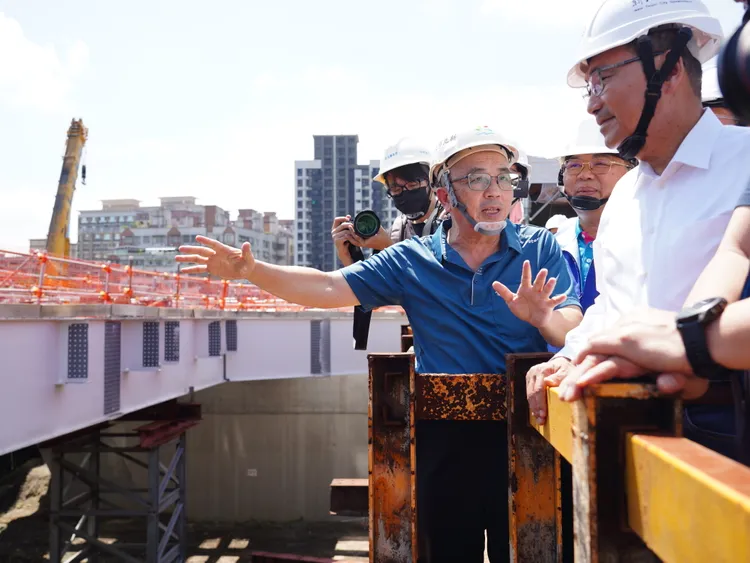 市長侯友宜今(7)日視察長福橋主橋工程進度，水利局長宋德仁現場簡報。水利局提供