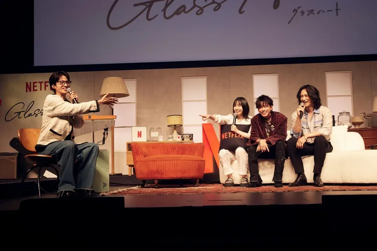 志尊淳（左）擔任主持人，爆料佐藤健（右二）「太亂來」。翻攝Netflix