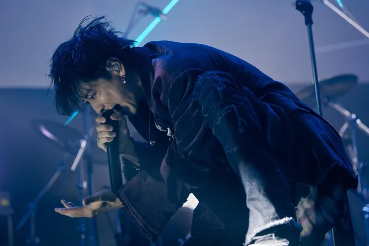 佐藤健劇中擔任主唱。翻攝Netflix