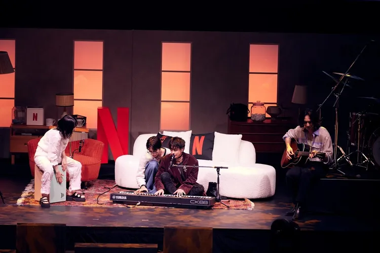 宮崎優（左起）、志尊淳、佐藤健、町田啓太重現TENBLANK，現場演奏。翻攝Netflix