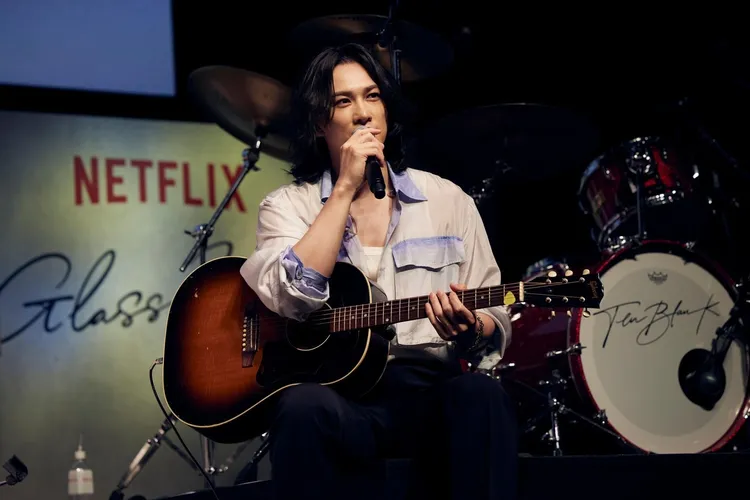 町田啓太苦練吉他，自嘲現在練壯14公斤，有事業線。翻攝Netflix