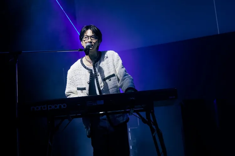 志尊淳劇中擔任鍵盤手，正式演出2周前臨時被製作人佐藤健要求同時彈貝斯。翻攝Netflix
