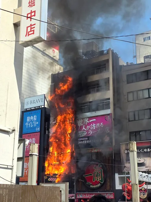 游日请注意!日本大阪闹区大火 浓烟烈焰狂窜画面曝