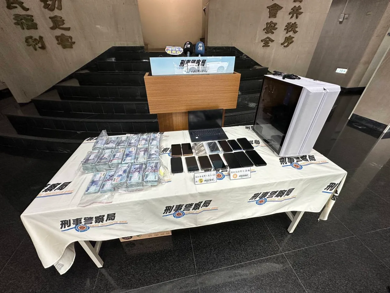 中部打击犯罪中心破获李男为首的16人诈骗集团,起出现金、虚拟货币等赃证物。警方提供