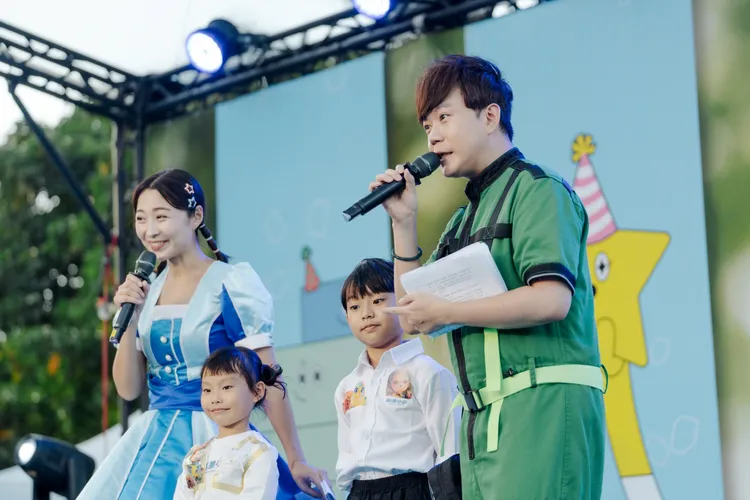 小岳哥哥（右）一度熱到中暑。小公視提供