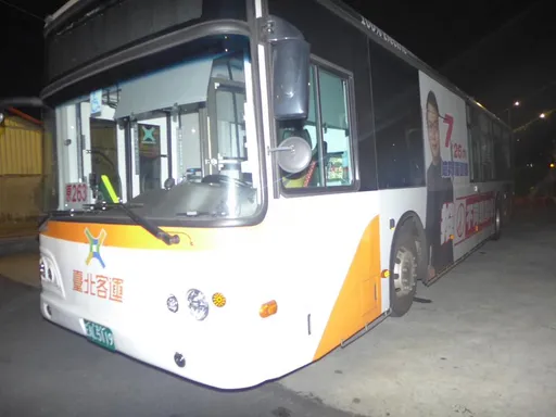 羅智強登反罷公車廣告 業者竟遭北檢「查水表」