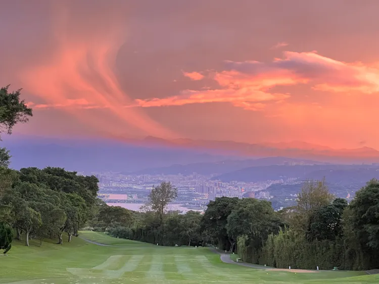 國華球場坐擁大台北美景，由日本名門設計師阿部桓雄設計，結合渾然天成的地形，充分表現球場的特色與高低差的擊球樂趣。北投國華高爾夫俱樂部提供