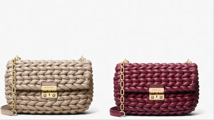 MICHAEL KORS Tribeca樺木灰編織鍊帶包（左）、Tribeca桑葚紅編織鍊帶包（右），各2萬500元。品牌提供