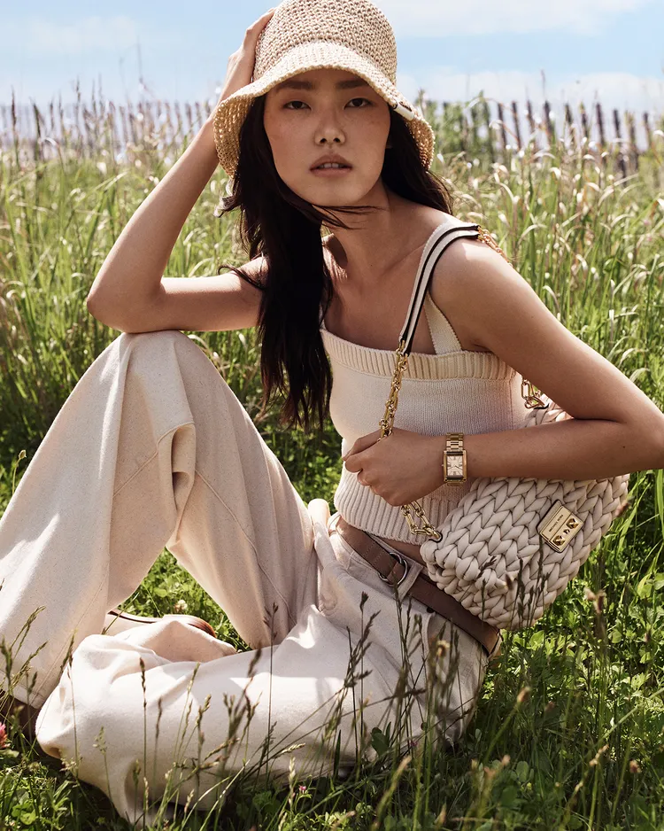 Tribeca Bag小羊皮革編織款，運用特殊工法打造出彷彿粗針織般的立體紋理，是本季一大亮點。品牌提供