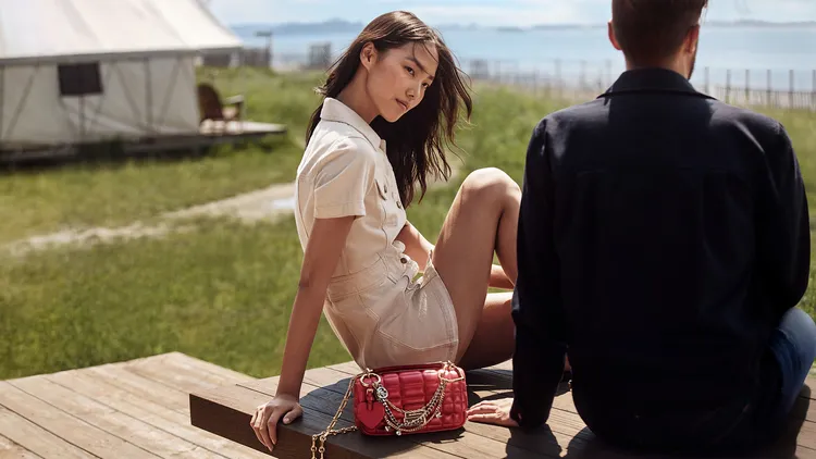 經典的Tribeca Bag鍊條包配上心形包款掛飾後更顯甜蜜。品牌提供