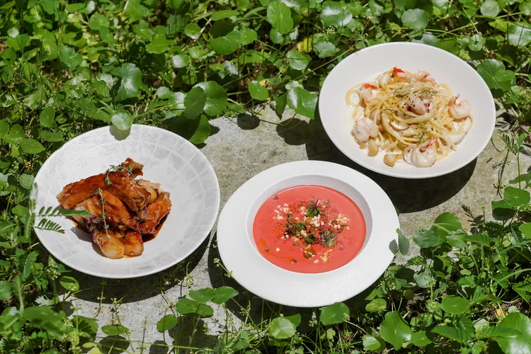 ORIGEN 爐烤香草豬肋╳西班牙番茄冷湯╳蘑菇鮮蝦義大利麵。業者提供