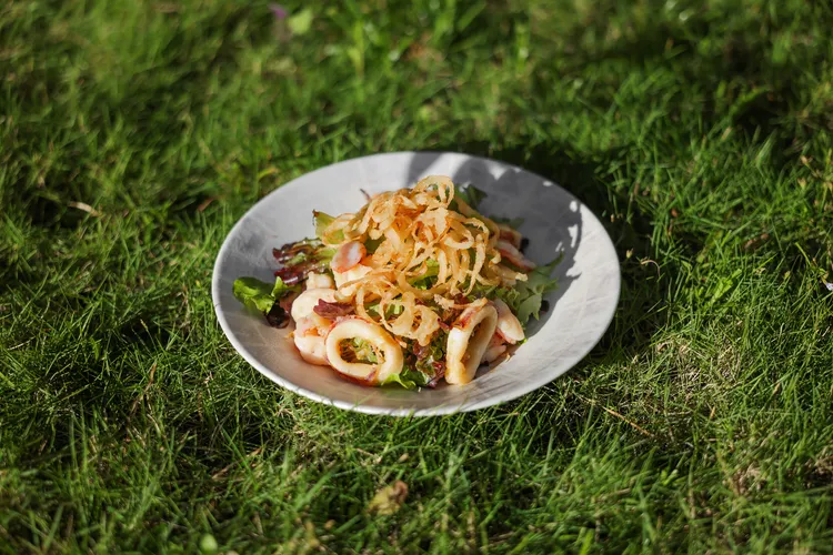 ORIGEN｜脆香海味沙拉｜透抽．蝦．洋蔥380元。業者提供