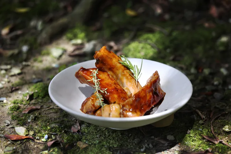 ORIGEN｜爐烤香草豬肋｜烤馬鈴薯720元。業者提供