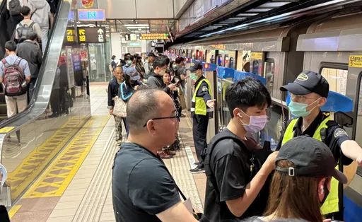 板南线早高峰塞爆!北捷改2班从「这站」发车 砍12座位增栏杆