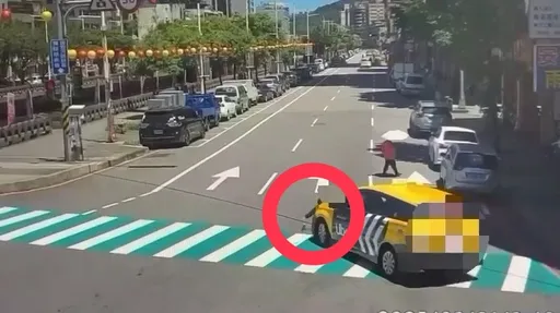 轉彎沒減速!基隆計程車撞飛奔跑男童 監視器畫面曝光
