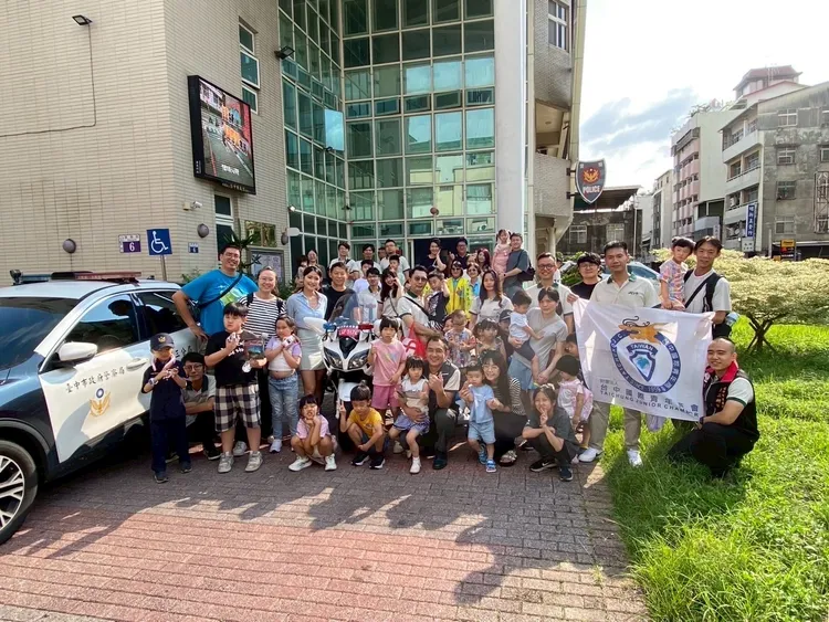 台中國際青商會會長劉大銘、輔導會長蔡鴻揚帶領王閔弘等會友及眷屬參與合辦的「小小警察體驗營」。翻攝畫面