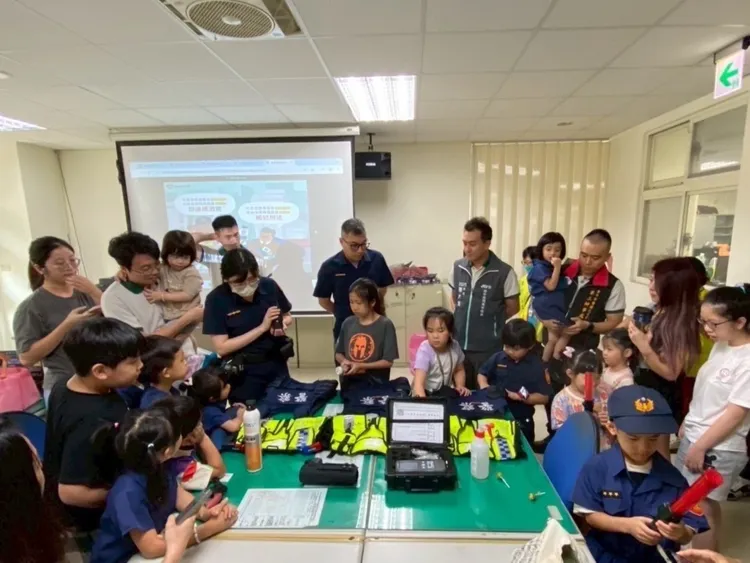 台中國際青商會會長劉大銘、輔導會長蔡鴻揚帶領王閔弘等會友及眷屬參與合辦的「小小警察體驗營」。翻攝畫面