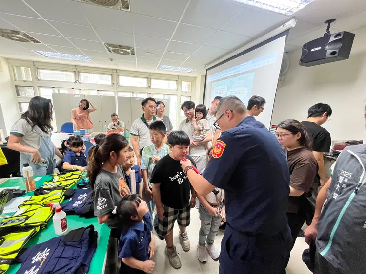 台中國際青商會會長劉大銘、輔導會長蔡鴻揚帶領王閔弘等會友及眷屬參與合辦的「小小警察體驗營」。翻攝畫面