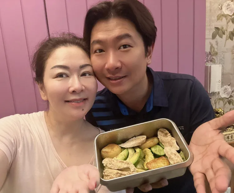 張秀卿跟老公王國贊貼臉合照。翻攝張秀卿粉絲團