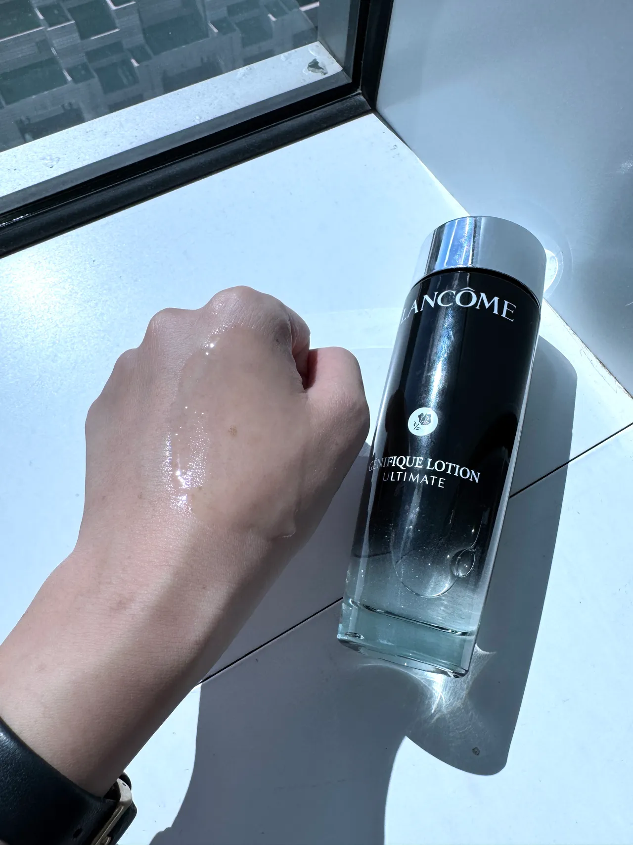 蘭蔻「小黑水」結合了精華液的高濃度修護力與化妝水的輕盈質地。品牌提供