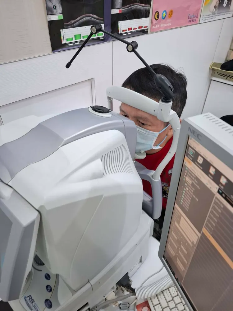 秦楊罹患「黑目症視網膜神經病變」。本人提供